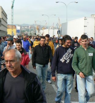 Traballadores marchando polas inmediacións do porto (clic para ampliar)