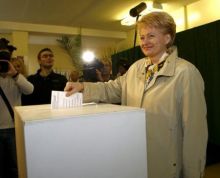 Dalia Grybauskaite no momento de emitir o seu voto