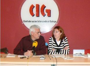 Luciano Villar e Dolores Martínez, nunha xuntanza coas traballadoras do téxtil / Imaxe: CIG