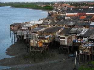 Palafitas (construcións de madeira sobre as augas) no Brasil / Flickr: roosewelt