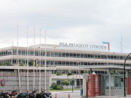 Entrada ao predio de Citroën, en Vigo