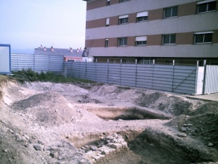 Unha imaxe das escavacións do castro, a carón dun edificio construído hai 25 anos que nunca se habitou / Imaxe: ADEGA