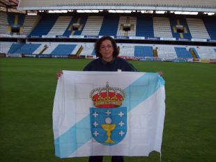 Pili Neira coa bandeira galega