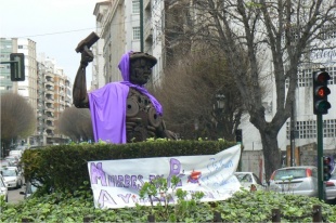 O monumento ao traballo, da praza viguesa da Industria cuberto pola cor do feminismo, o pasado 8 de marzo