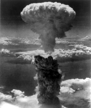 A nube en forma de cogumelo da bomba que matou a case 200.000 persoas