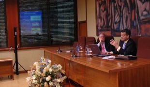 Xosé Posada (dereita) durante a conferencia, co catedrático Luís Caramés