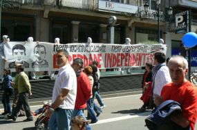 Voluntarios de Ceivar suxeitan unha faixa na que se pide a liberdade para os presos independentistas