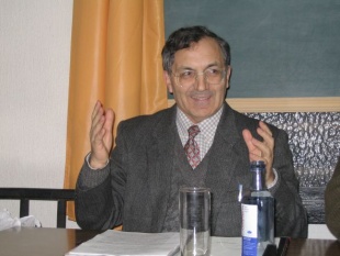 Unha imaxe do profesor Martinho Montero Santalha, un dos promotores da Academia, nunha palestra
