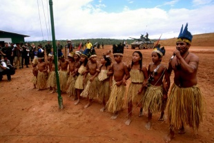 Os indios celebrando a súa Os indíxenas de Serra Raposa do Sul, a celebrar a homologación das súas terras polo goberno brasileiro, en setembro de 2007