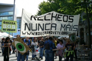 Membros do colectivo Bouzas Móvete! chegando ao seu barrio / Imaxe: Zélia García