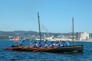 Un barco vasco pasa por diante do feísmo de Reganosa, na ría de Ferrol