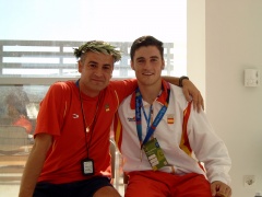 Cal coa medalla de ouro e co seu adestrador, Suso Morlán, en Atenas 2004