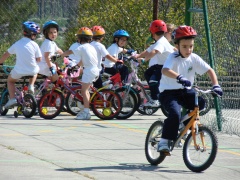 Algúns pequenos aprenderon a andar en bici