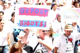 Deporten os intolerantes! / Flickr: thomashawk