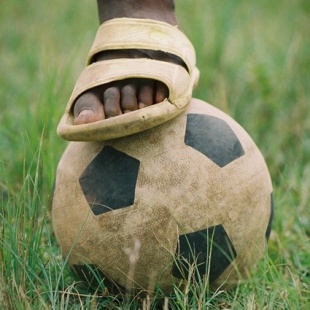 Os camarons xogan ao fútbol dende ben cativos / Imaxe: http://www.llibrecamerun.com/