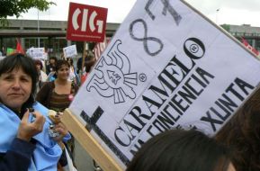 Unha mobilización das traballadoras de Caramelo contra os 237 despedimentos contemplados no ERE / Imaxe: CIG
