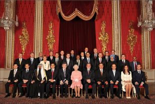 Foto de familia no Buckhinghan Palace. En primeiro plano, sentada, a raíña de Inglaterra (clique para ampliar)
