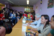 A candidata do BNG, Ana Miranda, e o seu voceiro nacional, Guillerme Vázquez, nunha xuntanza con estudantes
