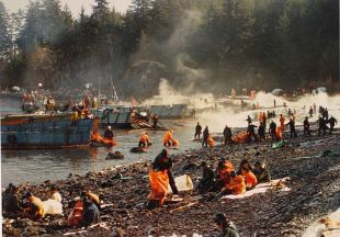 Limpando o vertido do Exxon Valdez, en 1989 / Flickr: jimbrickett
