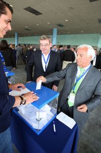 Baltar xunto con Xosé Manuel Barreiro, votando no congreso do PPdeG, desenvolvido en maio