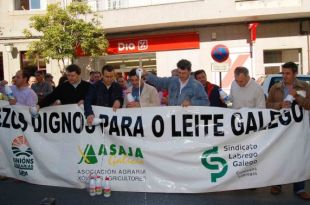 Os tres sindicatos protestando en Lalín, baleirando varias botellas de leite francés