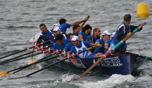 Unha imaxe da tripulación moañesa da SD Tirán en plena regata