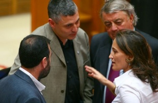 A titular de Vivenda, Teresa Táboas, conversa cos deputados nacionalistas nunha sesión do Parlamento