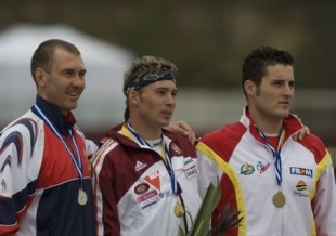 Cal, no podio de C-1, 1.000 m., co húngaro Attila Vajda e o ruso Maxim Opalev