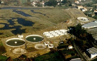 O informe refírese a puntos de contaminación como a Ría de Ferrol (arriba) a de Vigo (aquí, a depuradora do Lagares) e a do Burgo (abaixo)