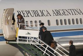 Fernández de Kirchner saíndo do Aeroporto de Bos Aires, camiño de Cuba