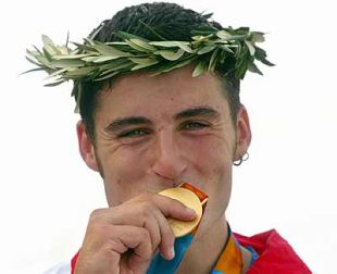 David Cal, bicando a medalla de ouro gañada no C-1 1.000 metros en Atenas 2004