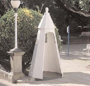 Garita de vixilancia, con dobre pirámide, nos Xardíns de Herrera