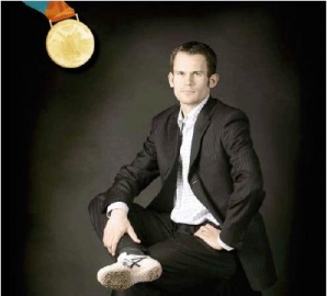 Stefan Holm, co calzado de saltar e unha súa medalla de ouro