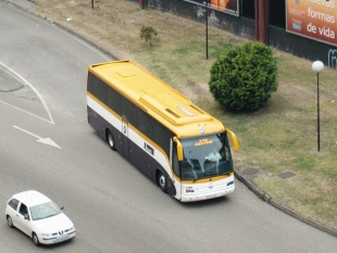 Un autobús de Monbus, saíndo da estación de Vigo / Imaxe: CIG / ©Fernando Pol