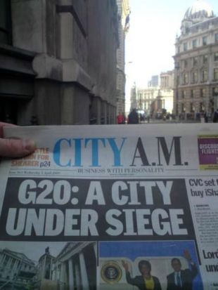 Imaxe da protesta, e do xornal da City, que di que a zona está 'sitiada'