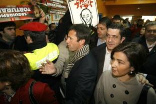 O candidato a lehendakari do PSE, Patxi López, que foi increpado ao chegar ao colexio electoral / Imaxe: Deia