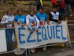 Familiares e amigos de Mosquera, animando ao seu favorito, na pasada edición da 'Vuelta'