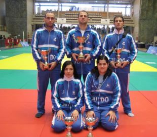 Sara Álvarez, abaixo á dereita, nunha imaxe coa selección galega no Campionato Estatal Absoluto, onde gañou un bronce