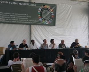 Á dereita, na mesa, Xosé Manuel Beiras, participando dos debates do Espazo polos Dereitos Colectivos dos Pobos