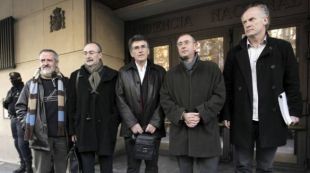 Os cinco acusados, diante do edificio da Audiencia Nacional, en Madrid (clique para ampliar)