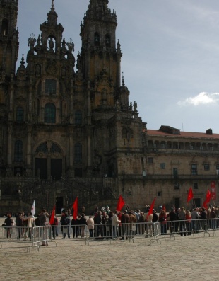 A manifestación coa Catedral ao fondo, tras do valado