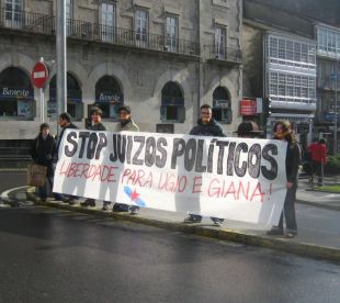 Voluntarios de Ceivar despregan unha faixa pedindo a liberdade dos dous independentistas, en Compotela, a pasada semana