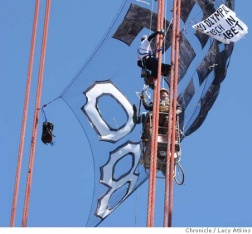 Imaxes da segunda feira, cando uns activistas polos dereitos humanos colgaban faixas do Golden Gate