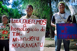 Xente da tribo dos Guaraní Kaiowá, pedíndolle a Lula a homologación das súas terras / Flickr: tatianacardeal