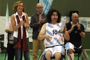 Arriba, momentos do encontro; sobre estas liñas, Marta Souto entregándolle o trofeo de campioa á selección galega