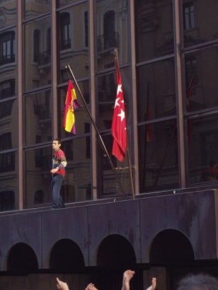 O momento no que Jaume d'Urgell izaba a bandeira republicana no canto da "rojigualda", en Madrid