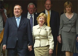 Alex Salmond coa súa muller Moira, este mércores en Holyrood