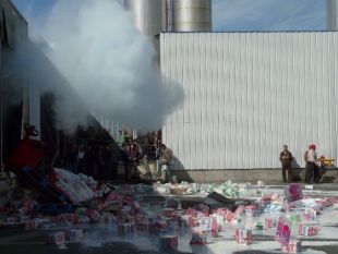 Os gandeiros deitando cartóns de leite, noutra protesta fronte a Lactogal (Pontedeume), en marzo deste ano / Imaxe: SLG