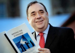Alex Salmond, co documento que recolle o plan de independencia para Escocia