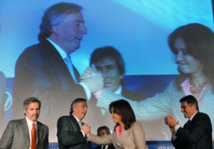 Cristina Fernández cos seus compañeiros e o anterior presidente, Néstor Kirchner
